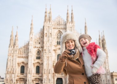 Mutlu anne ve kızı Duomo, Milan önünde fotoğraf çekmek