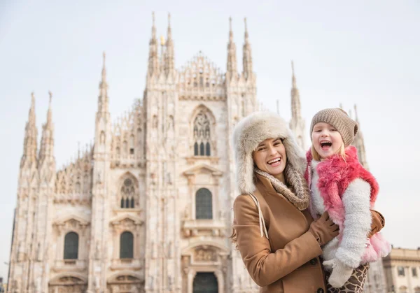 母亲和女儿在米兰大教堂前的画像 — 图库照片
