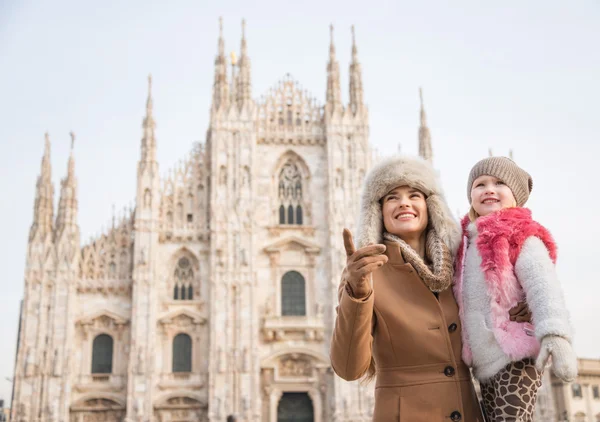 Mamma visar något till dotter stående nära Duomo — Stockfoto