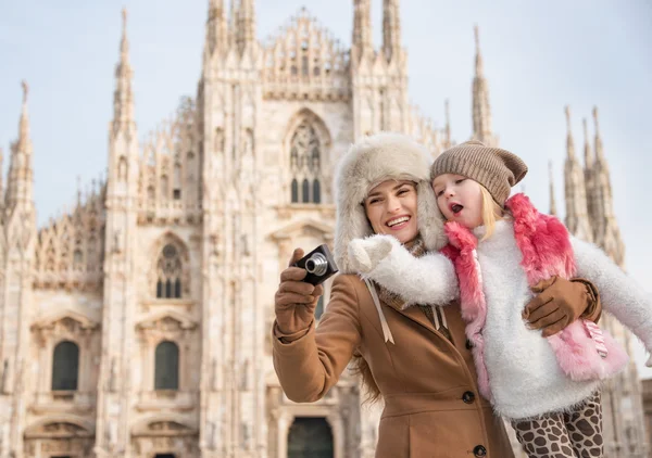 Mutlu anne ve kızı Duomo, Milan önünde fotoğraf çekmek — Stok fotoğraf