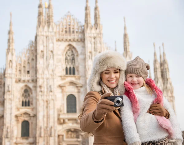 Usmíval se, matka a dcera při pohledu na fotografie poblíž Duomo, Milan — Stock fotografie