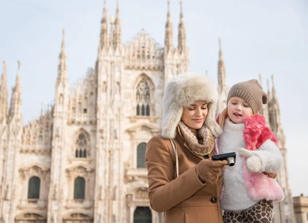 Matka a dcera, při pohledu na fotografie ve fotoaparátu poblíž Duomo — Stock fotografie