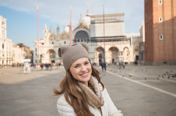 Porträtt av lycklig ung kvinna stående på Piazza San Marco — Stockfoto