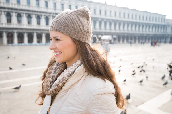 Портрет счастливой молодой женщины на площади Сан-Марко среди голубей — стоковое фото