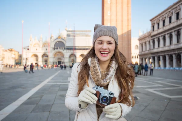 Mosolygó nő retro kamerával a Piazza San Marco-on — Stock Fotó