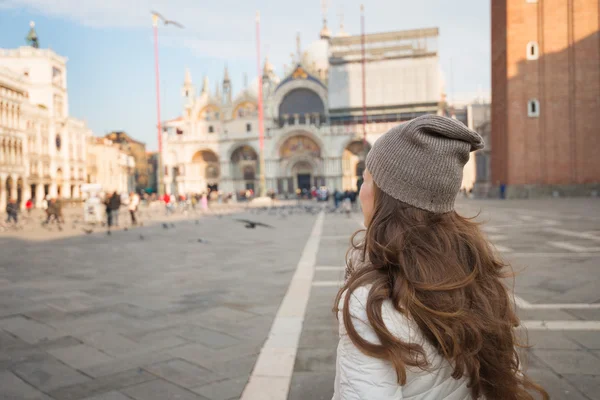 Visto desde atrás joven mujer de pie en la Piazza San Marco — Foto de Stock