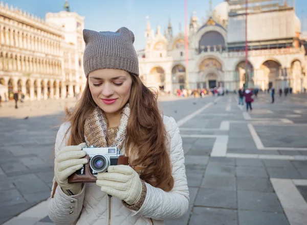 Giovane donna con fotocamera retrò in piedi su Piazza San Marco — Foto Stock