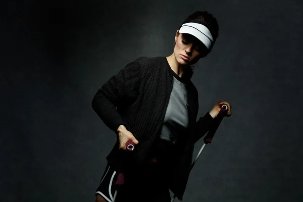 Vältränad kvinna träning med motstånd band mot mörk bakgrund — Stockfoto