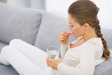 genç kadın yeme hap