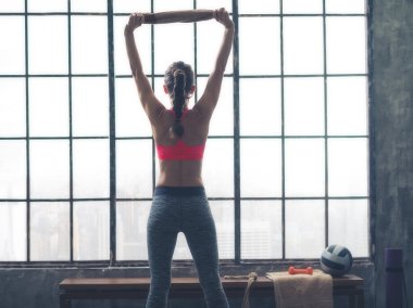 Havlu çatı salonunda fitness kadınla arkasından gördüm