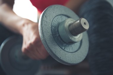 Portre üzerinde halter tutucu kadın tarafından