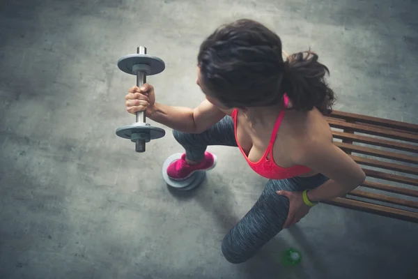 Vidět z fitness žena zvedání činka — Stock fotografie