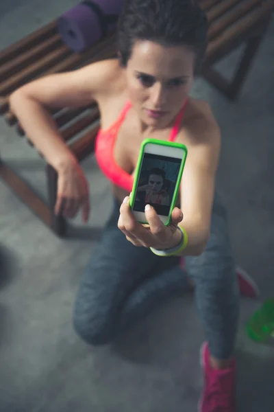 피트 니스 여자 다락방 체육관과 복용 selfies에 앉아 근접 촬영 — 스톡 사진