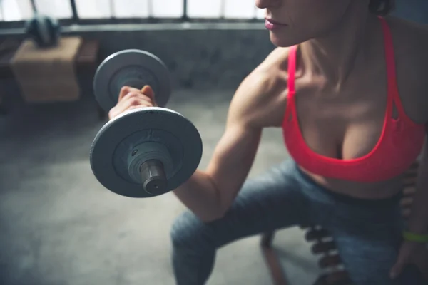 Detailní záběr na fitness žena zvedání činka v podkroví tělocvičně — Stock fotografie