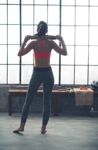 Vu de derrière femme de fitness avec serviette dans la salle de gym loft — Photo