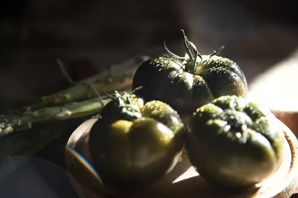 Tomates Verdes Frescos Orgânicos Espargos Uma Mesa Madeira Sol Que — Fotografia de Stock