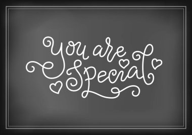 Modern mono hattının el yazısı beyaz harflerle yazılıdır. Süsleme, poster, kartpostal, tebrik kartı, hediye etiketi, etiket, logo, işaret, ambalaj, hediye için karton zemin üzerinde kalpler vardır.