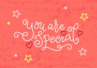 Kaligrafi harfleri beyazlar içinde özel, mercan desenli arka planda yıldızlar ve kalpler var.