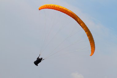 Bulutlar karşı bir Yamaçparaşütü