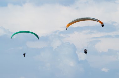Bulutlar karşı iki paraşütler