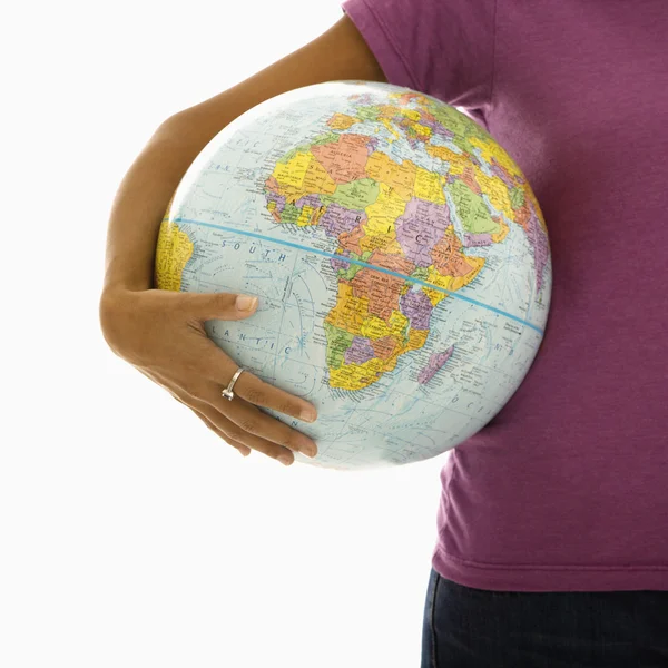 Vrouw bedrijf globe. Stockfoto