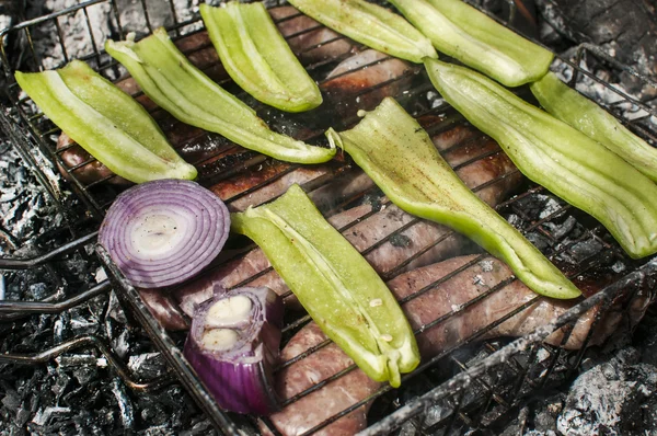 Kolbászt és paprikát, grill — Stock Fotó