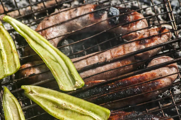 Salsicce e peperoni alla griglia — Foto Stock