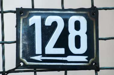 Emaye plaka numarası 128 yıpranmış