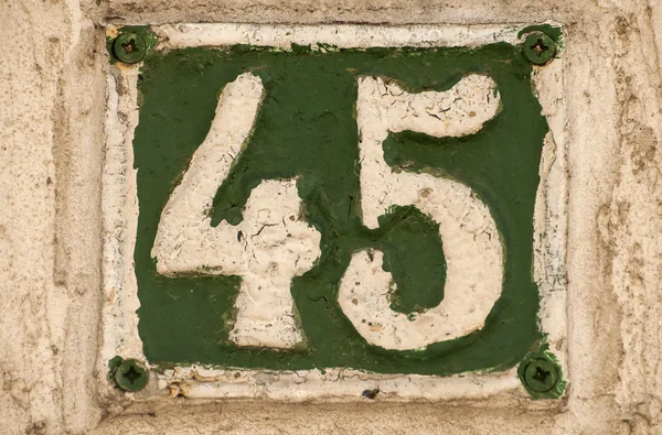 Velha placa de ferro fundido retro número 45 — Fotografia de Stock