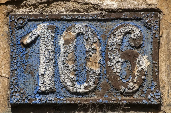 Stary żeliwny płyta numer 106 — Zdjęcie stockowe