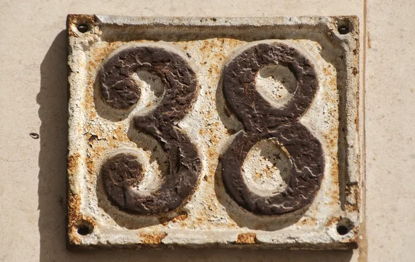 Ancienne plaque de fonte rétro numéro 38 — Photo