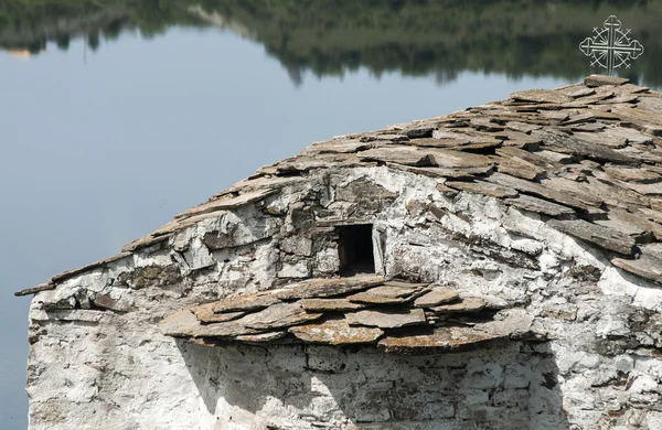 Středověká kamenná kaple shora — Stock fotografie