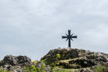 Kayalık tepe üzerinde Hıristiyan çapraz