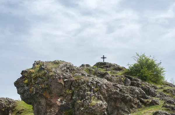 Cruz cristiana en colina rocosa —  Fotos de Stock