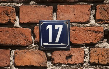 Emaye plaka numarası 17 yıpranmış
