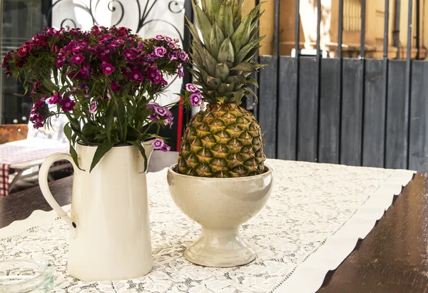 Fiori e ananas in tavola — Foto Stock