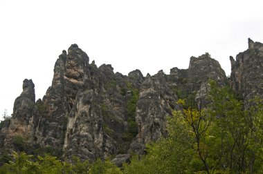 Dağlarda aşınmış kaya