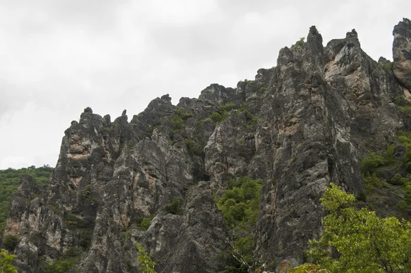 Geërodeerde gesteenten in Bergen — Stockfoto