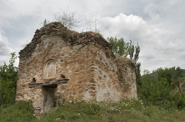 Abandonada desmoronándose capilla medieval — Foto de Stock