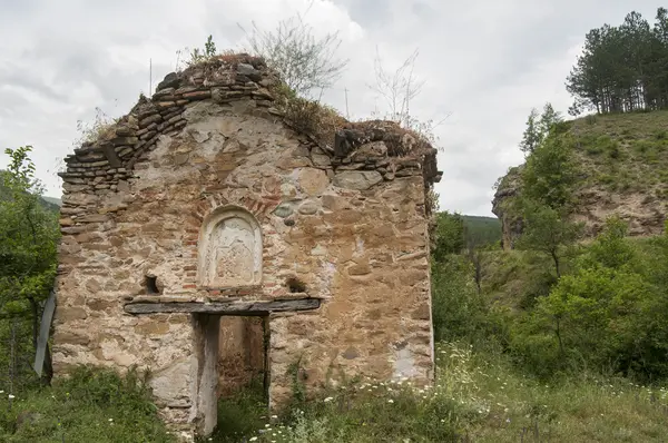 Abandonada desmoronándose capilla medieval — Foto de Stock