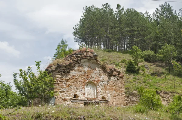 Abandonado desmoronando capela medieval — Fotografia de Stock
