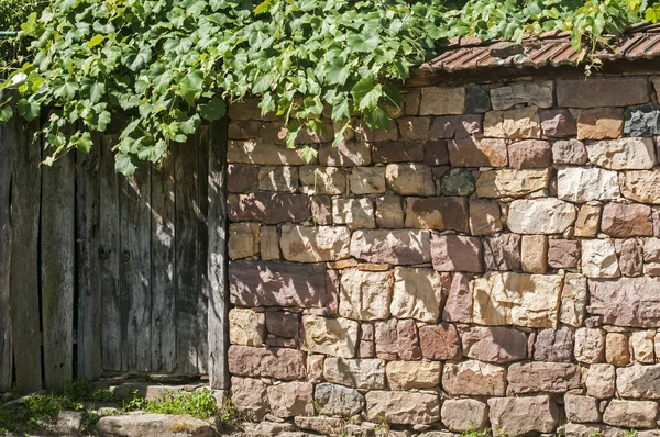 Valla de piedra y puerta de madera —  Fotos de Stock