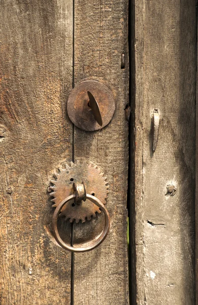 Hardware de montagem de ferro na porta — Fotografia de Stock