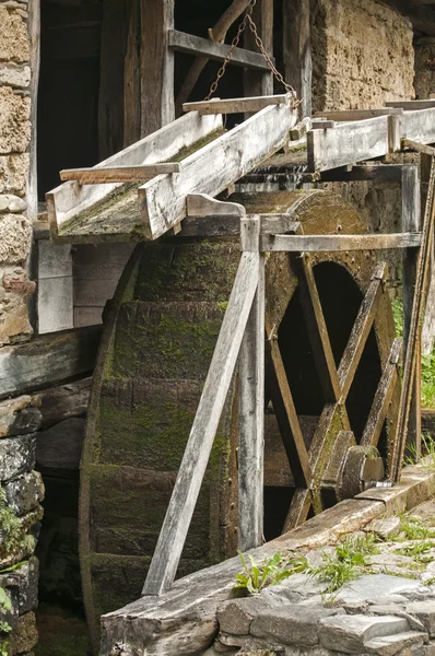 Roda de madeira do moinho — Fotografia de Stock
