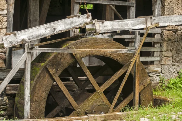 Houten molen wiel — Stockfoto