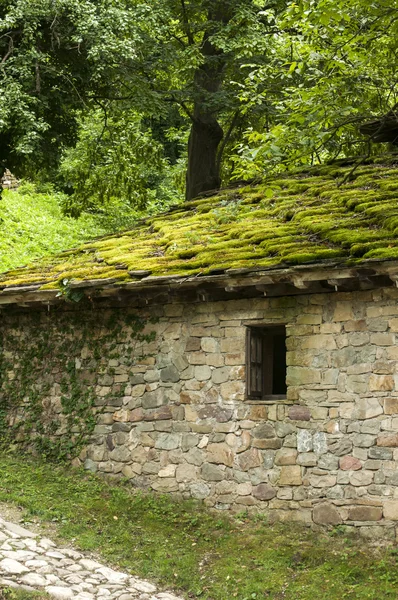 Lastre tetto casa di pietra con muschio — Foto Stock