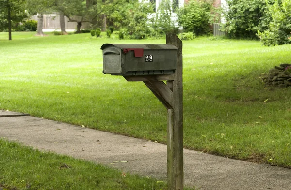 Открытый металлический почтовый ящик — стоковое фото
