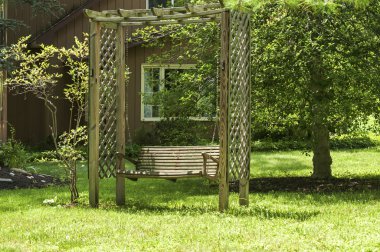 Kahverengi ahşap salıncak