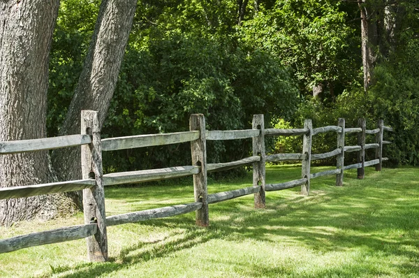 Dřevěný plot v parku — Stock fotografie