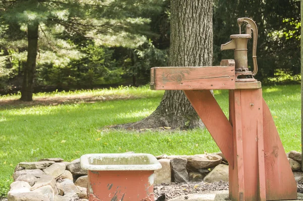 Gjutjärn pitcher hand vattenpump — Stockfoto